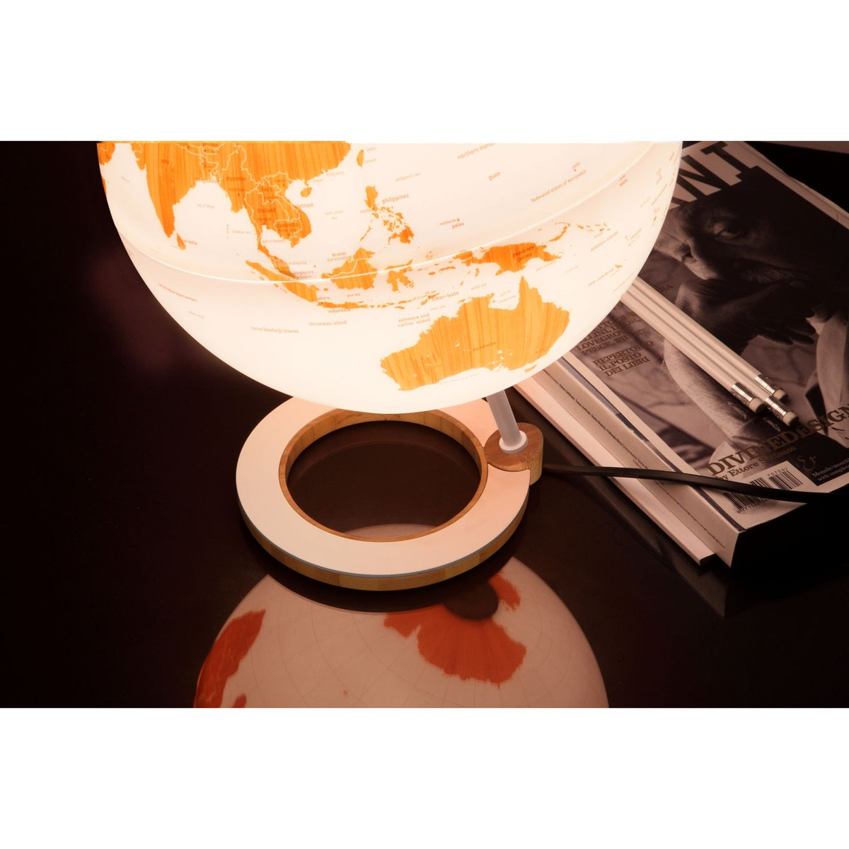 Atmosphere Illuminated Globe Bamboo 25 cm, detail view