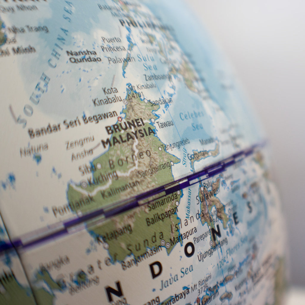 Magellan Vasa globe 32 cm without meridian, wooden base, detail view