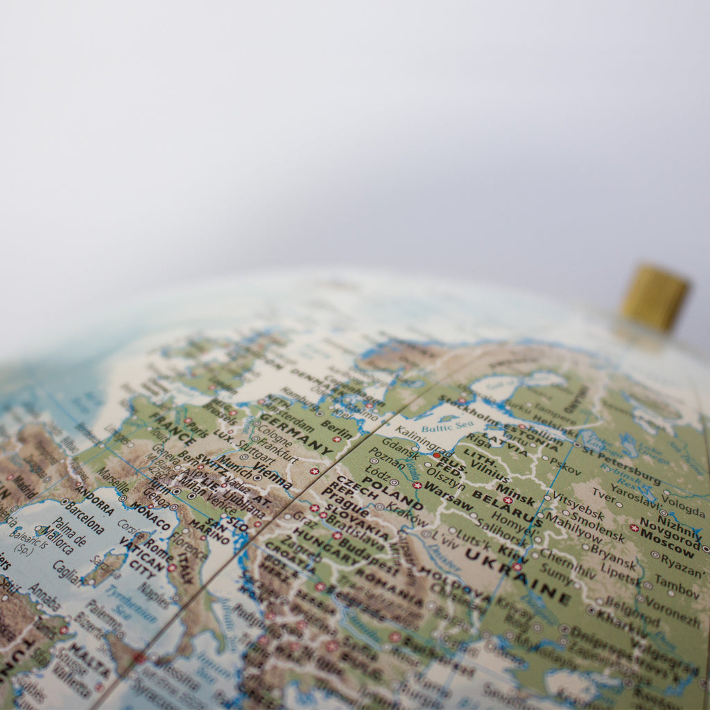 Magellan Vasa globe 32 cm without meridian, wooden base, detail view of the mount